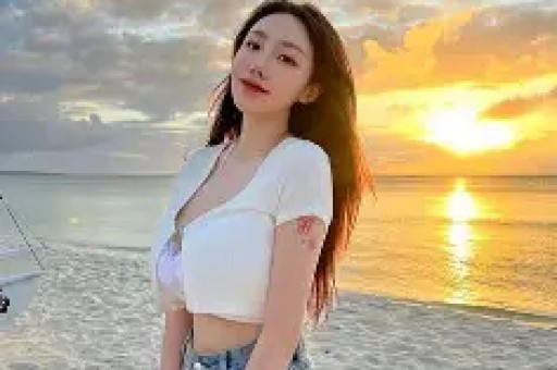 于正和朋友庆祝48岁生日董璇、古力娜扎等明星也在场